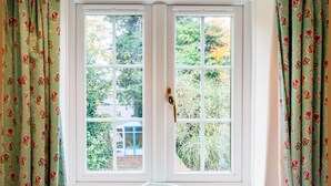A window with a white frame and a view of greenery outside. - Sunny Beck Cottage - cosy cottage in Mundesley (Mundesley)