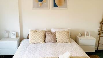 1 bedroom, desk, internet, bed sheets