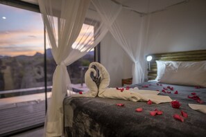 Deluxe Cottage Sunbird 1 king bed and 1 sofa bed, private pool, mountain view | Iron/ironing board, free WiFi, bed sheets - Kruger Cliffs Lodge (Hoedspruit)