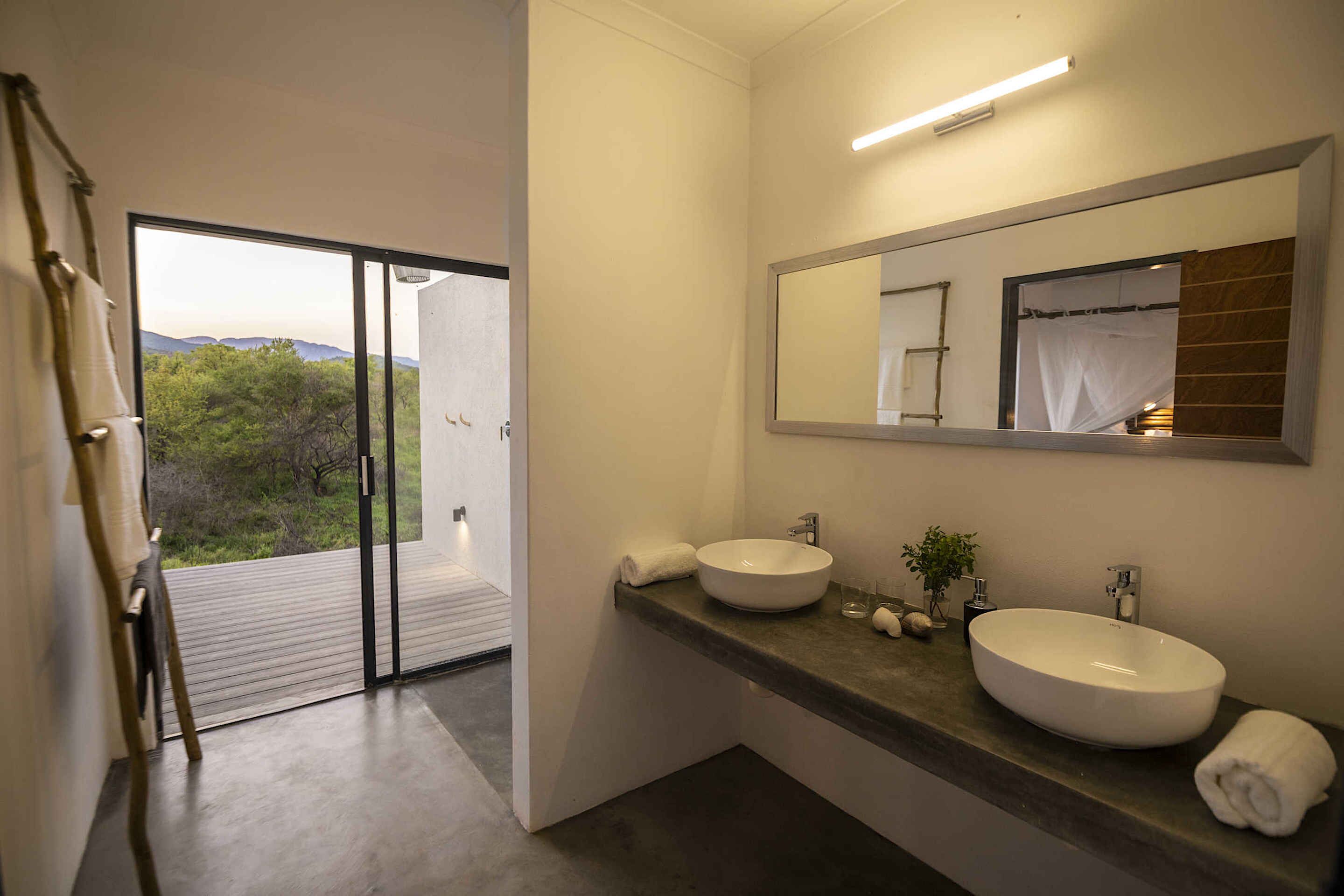 Deluxe Cottage Turaco, 2 Bedrooms, Private Pool, Mountain View | Bathroom | Shower, rainfall showerhead, towels