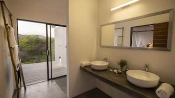 Deluxe Cottage Turaco, 2 Bedrooms, Private Pool, Mountain View | Bathroom | Shower, rainfall showerhead, towels