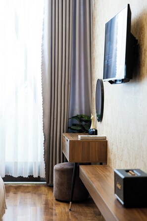 Quarto luxo, 1 cama Queen | Frigobar, cofres nos quartos, escrivaninha