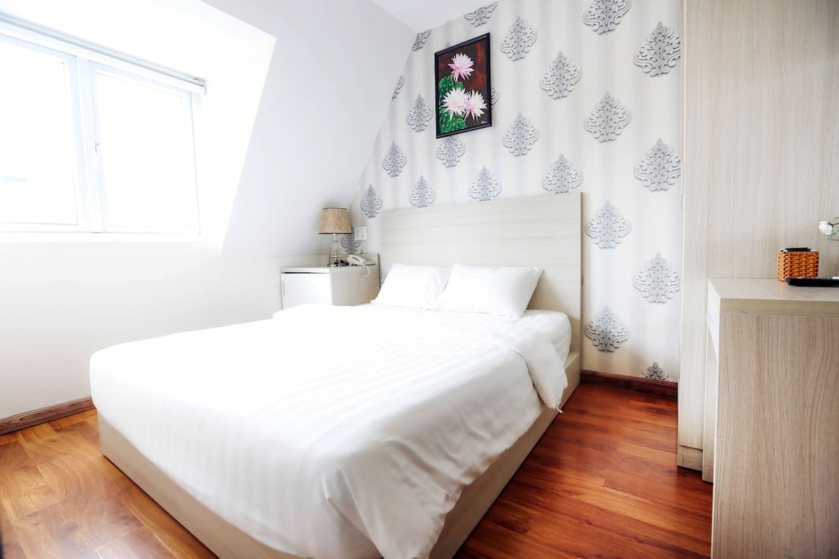 Habitación doble superior | Minibar, caja fuerte, escritorio y espacio para trabajar con un portátil