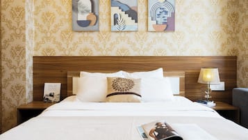 Deluxe Room, 1 Queen Bed | 1 bedroom, minibar, in-room safe, desk