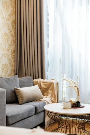 Quarto luxo, 1 cama Queen | Área de estar | Lareira