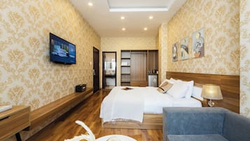 Deluxe-rum - 1 queensize-sÀng | Minibar, vÀrdeförvaringsskÄp pÄ rummet och skrivbord