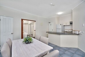 Dining - Alassio 2 Bedroom Direct Pool Access104 (Palm Cove)