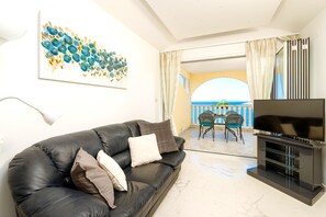 Premium-Penthouse, 2 Schlafzimmer, Meerblick, Meerseite | Wohnbereich
