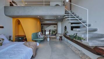Minibar, desk, laptop workspace, free WiFi