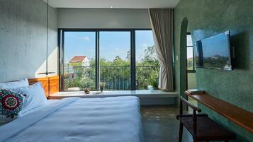 Minibar, desk, laptop workspace, free WiFi
