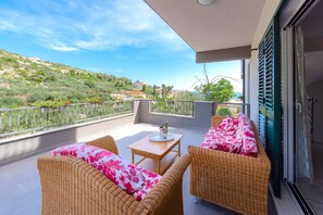 Superb villa residence with pool | ลานระเบียง/นอกชาน