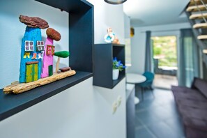 Stylish Duplex Apartment with pool | Coin séjour | Télévision LED de 120 cm avec chaînes par câble, télévision