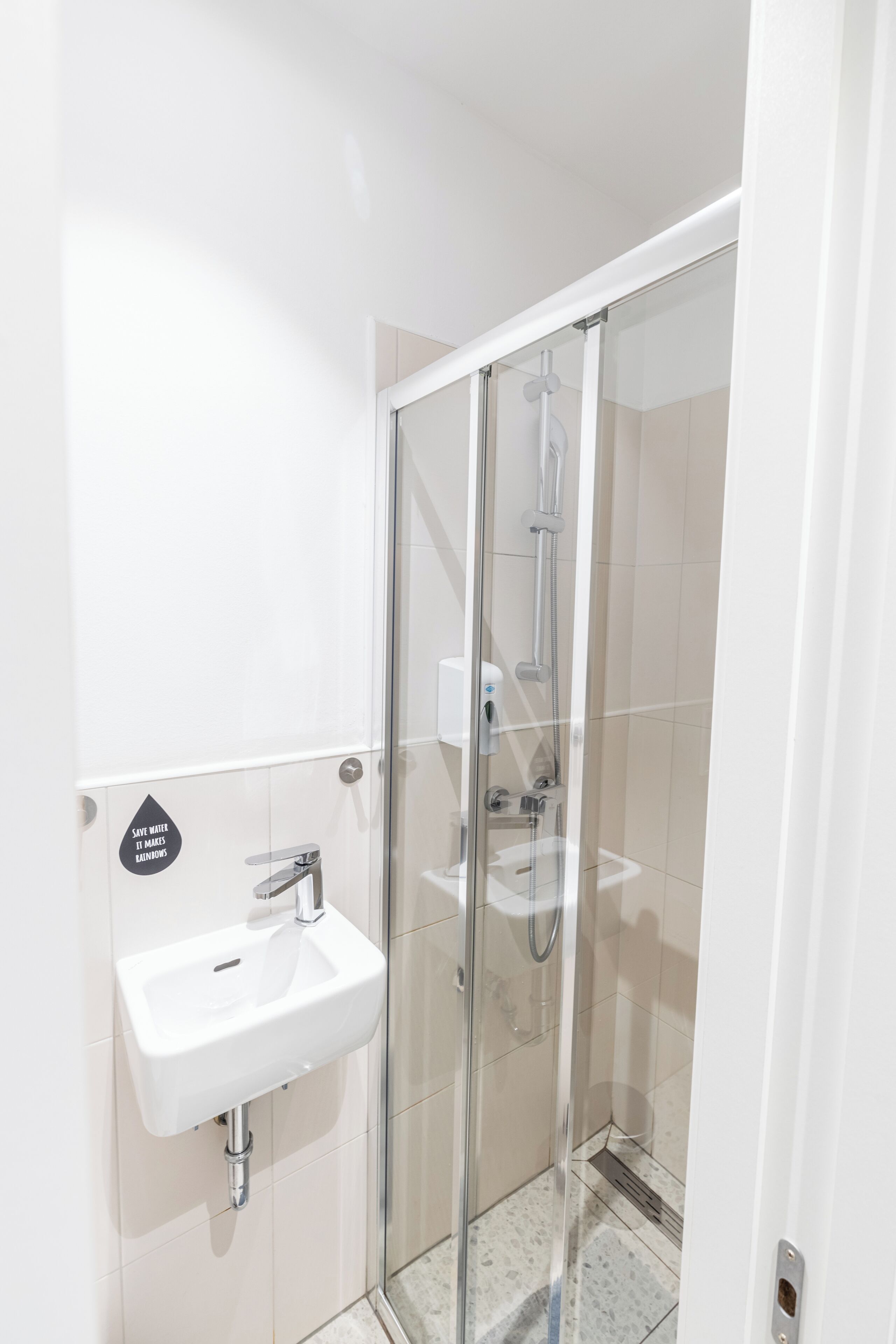 Comfort Shared Dormitory | Shared bathroom