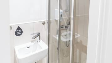 Comfort Shared Dormitory | Shared bathroom