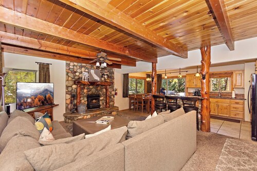 Golden Bear Pines by Destination Big Bear: Walk to Snow Summit! Fenced Yard! Pet Friendly! HOT TUB!