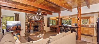 Golden Bear Pines by Destination Big Bear: Walk to Snow Summit! Fenced Yard! Pet Friendly! HOT TUB!
