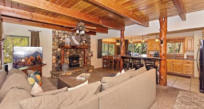 Golden Bear Pines by Destination Big Bear: Walk to Snow Summit! Fenced Yard! Pet Friendly! HOT TUB!