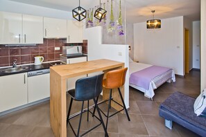 Superior-Studiosuite | Hochwertige Bettwaren, Betten mit Memory-Foam-Matratzen, Zimmersafe