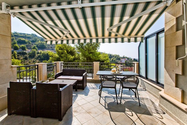 Royal Apartment, 2 Bedrooms, Terrace, Pool View