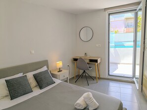 1 camera, una scrivania, ferro/asse da stiro, culla da viaggio