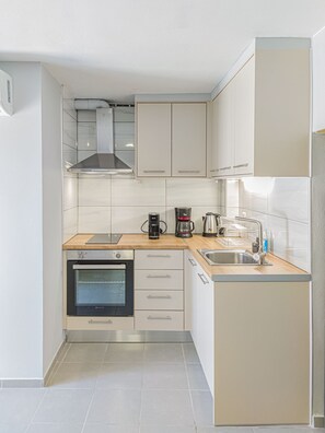 Fridge, oven, stovetop, coffee/tea maker