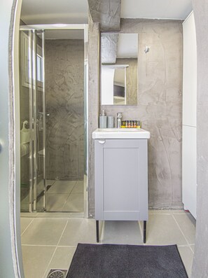Douche, séchoir à cheveux, serviettes fournies, savon