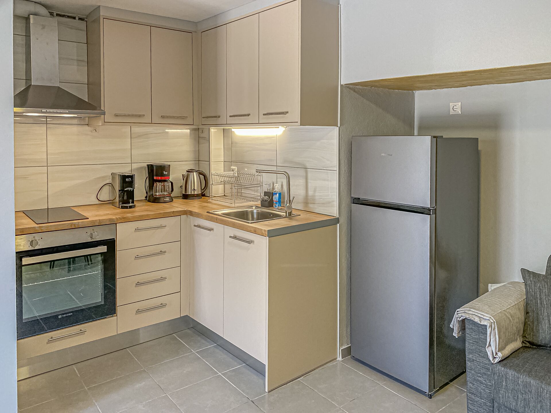 Refrigerador, horno, parrilla de estufa y cafetera y tetera 