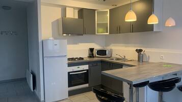 Een koelkast, een microgolfoven, een oven, een kookplaat