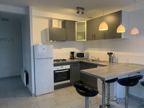 Fridge, microwave, oven, stovetop - Central Apartment in La Roche-Posay with Pool and Terrace (La Roche-Posay)