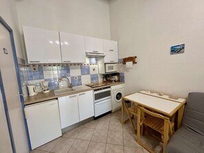 Frigorífic, microones, forn i placa de cuina 