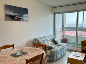 TV - Seaside Apartment with Balcony, WiFi, and Garage in Saint-Hilaire-de-Riez (Saint-Hilaire-de-Riez)