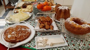 Breakfast buffet - Casa Bertagni (Bologna)