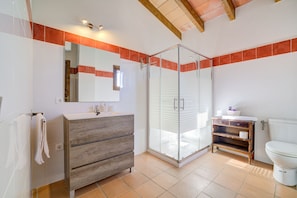 Douche, sèche-cheveux, serviettes fournies