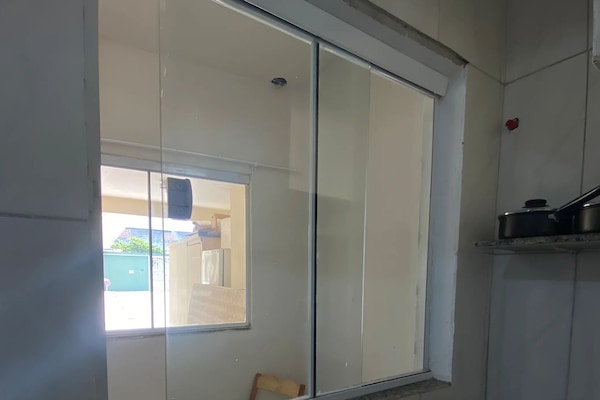 Studio | Eget kjøkken | Kjøleskap, mikrobølgeovn, hurtigmikser og kjøkkenutstyr