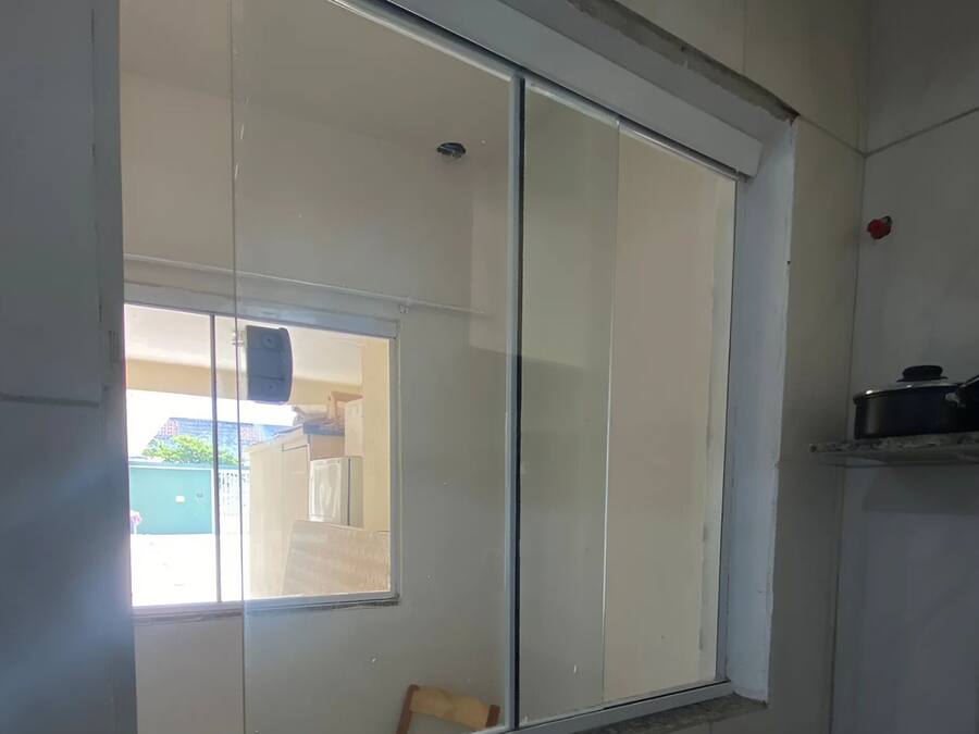 Studio | Privékeuken | Een koelkast, een magnetron, een blender, kookgerei, borden en bestek