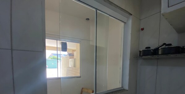 สตูดิโอ | ครัวส่วนตัว | ตู้เย็น, ไมโครเวฟ, เครื่องปั่น, เครื่องครัว/จาน/ช้อนส้อม