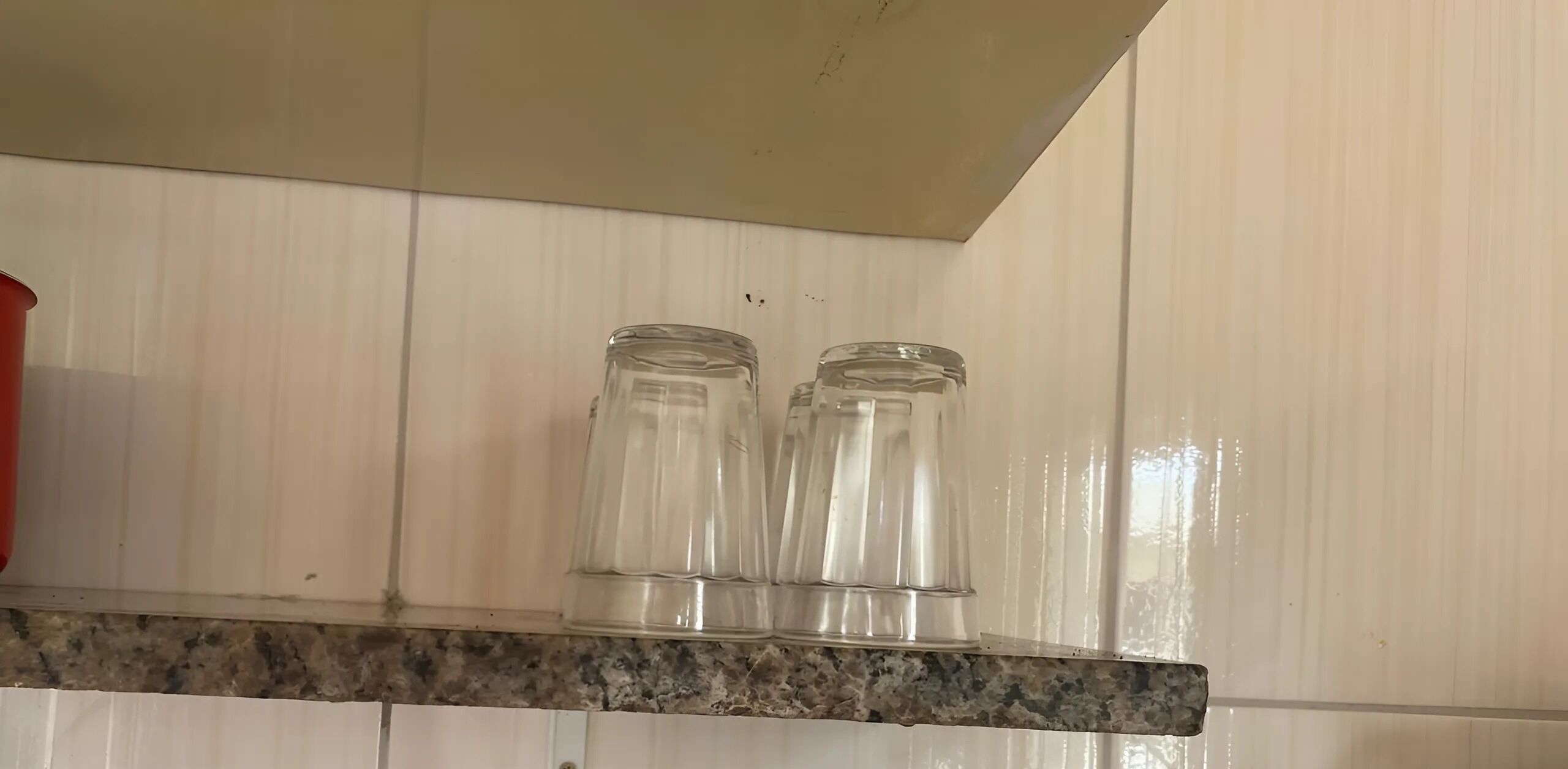Une cuisine avec des armoires blanches et un comptoir en granit.