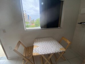 Studio | Private kitchen | Fridge, microwave, blender, cookware/dishes/utensils - Cabo Frio - Braga - Aluguel Economico (Cabo Frio)