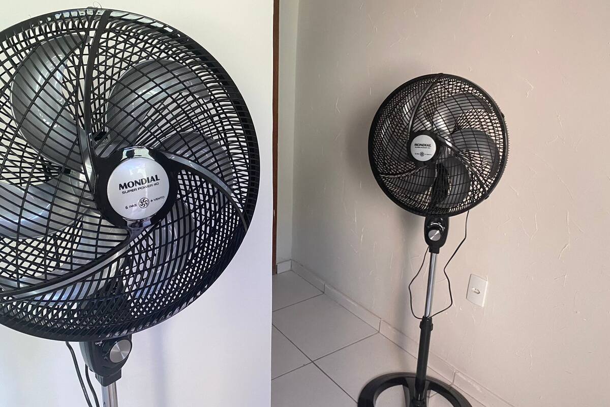 Deux ventilateurs sur pied, l’un posé sur le sol et l’autre sur une table, tous deux dotés d’un design à grille noire et portant la mention « Mondial Super Power 40 ».