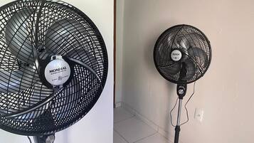 Zwei Standventilatoren, einer auf dem Boden und einer auf einem Tisch stehend, beide mit schwarzem Gitter und der Aufschrift 'Mondial Super Power 40'.