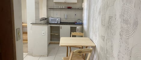 Studio | Eget kök | Kylskåp, mikrovågsugn, mixer och grytor/köksredskap