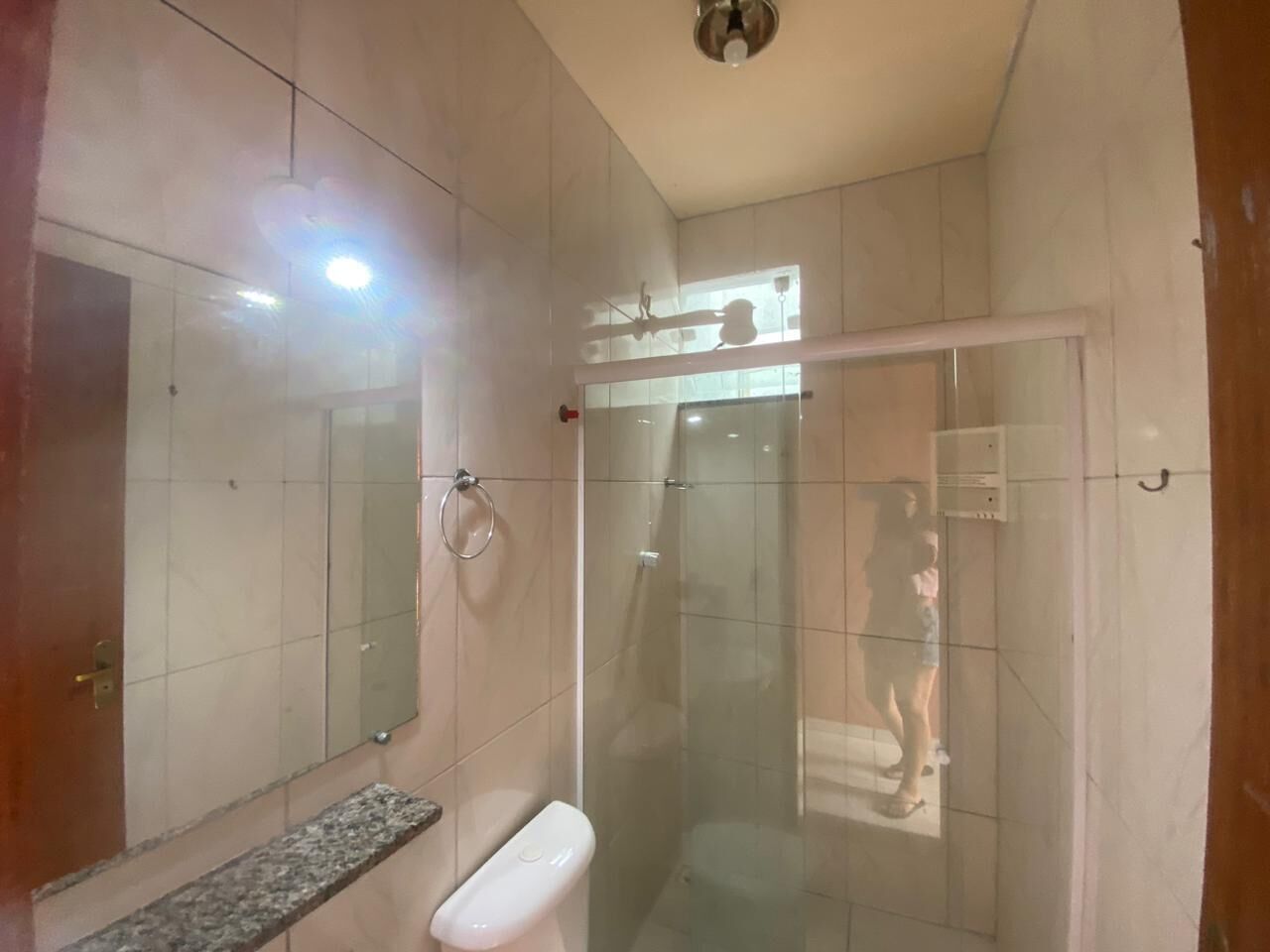 Estúdio básico | Banheiro | Chuveiro, chuveiro com efeito de chuva