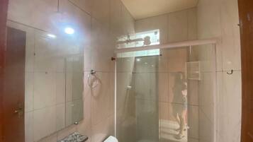 Estúdio básico | Banheiro | Chuveiro, chuveiro com efeito de chuva