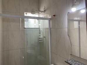 Estúdio | Banheiro | Chuveiro, chuveiro com efeito de chuva