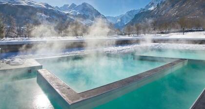 House for 10 near lake, WiFi, secure garage