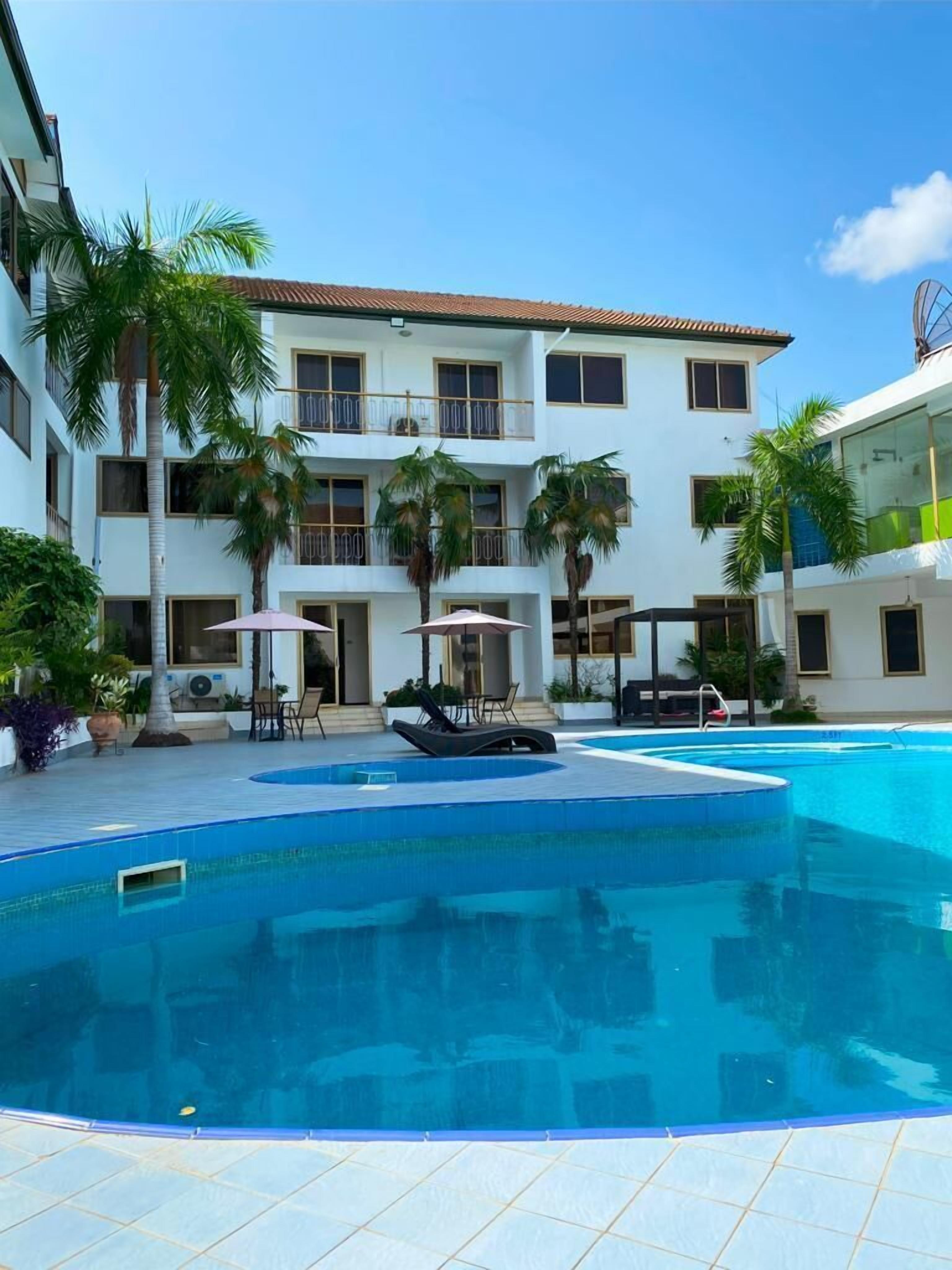 2 utendørsbassenger, bassengtelt (inkludert) og bassengparasoller