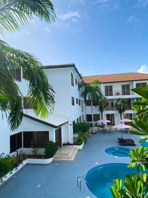 2 outdoor pools, free cabanas, pool umbrellas -  Peach View Hotel and Apartments. (Accra)