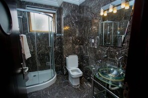 Apartment | Bathroom | Rainfall showerhead, free toiletries, hair dryer, slippers -  Peach View Hotel and Apartments. (Accra)