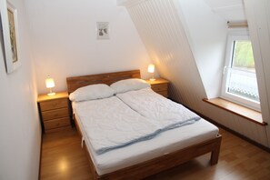 2 bedrooms, travel cot, free WiFi