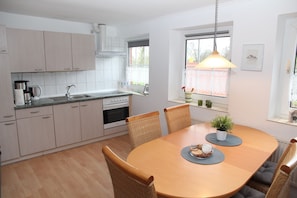 Fridge, oven, stovetop, coffee/tea maker